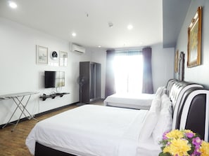 Familien-Studiosuite, 2 Queen-Betten, Balkon | Minibar, individuell dekoriert, individuell eingerichtet