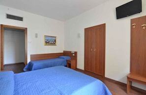 Minibar, caja de seguridad en la habitación, escritorio y cunas 