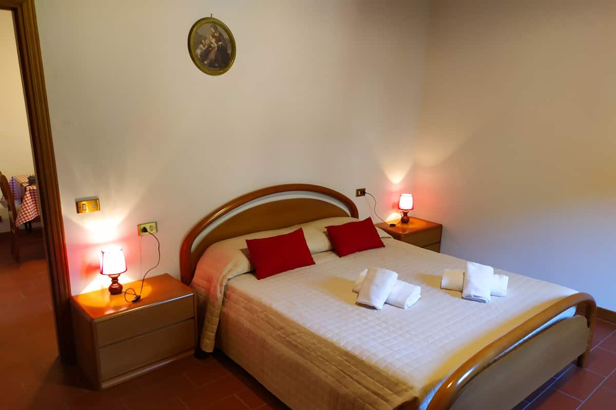 Familienapartment, 3 Schlafzimmer, Gartenblick (Il Focolare) | 2 Schlafzimmer, Daunenbettdecken, laptopgeeigneter Arbeitsplatz