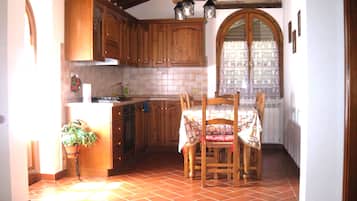 Panoramic-Apartment, Terrasse, Hügelblick | Eigene Küche | Großer Kühlschrank, Mikrowelle, Ofen, Herdplatte