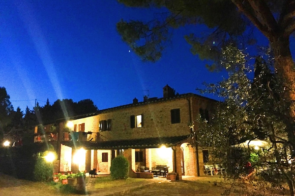 Vista frontal de la propiedad por la tarde o noche