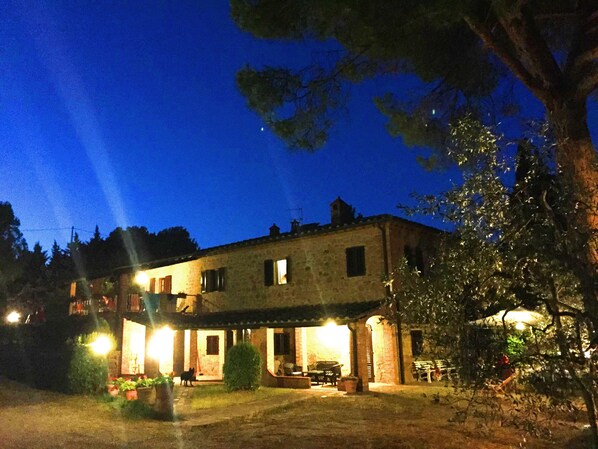 Façade de l’hébergement - soirée/nuit
