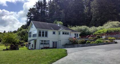 Ferndale BluffHouse -- Farm House sleeps 9; 10 acre former dairy