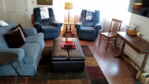 Smart TV, chimenea, futbolito, mesa de ping pong