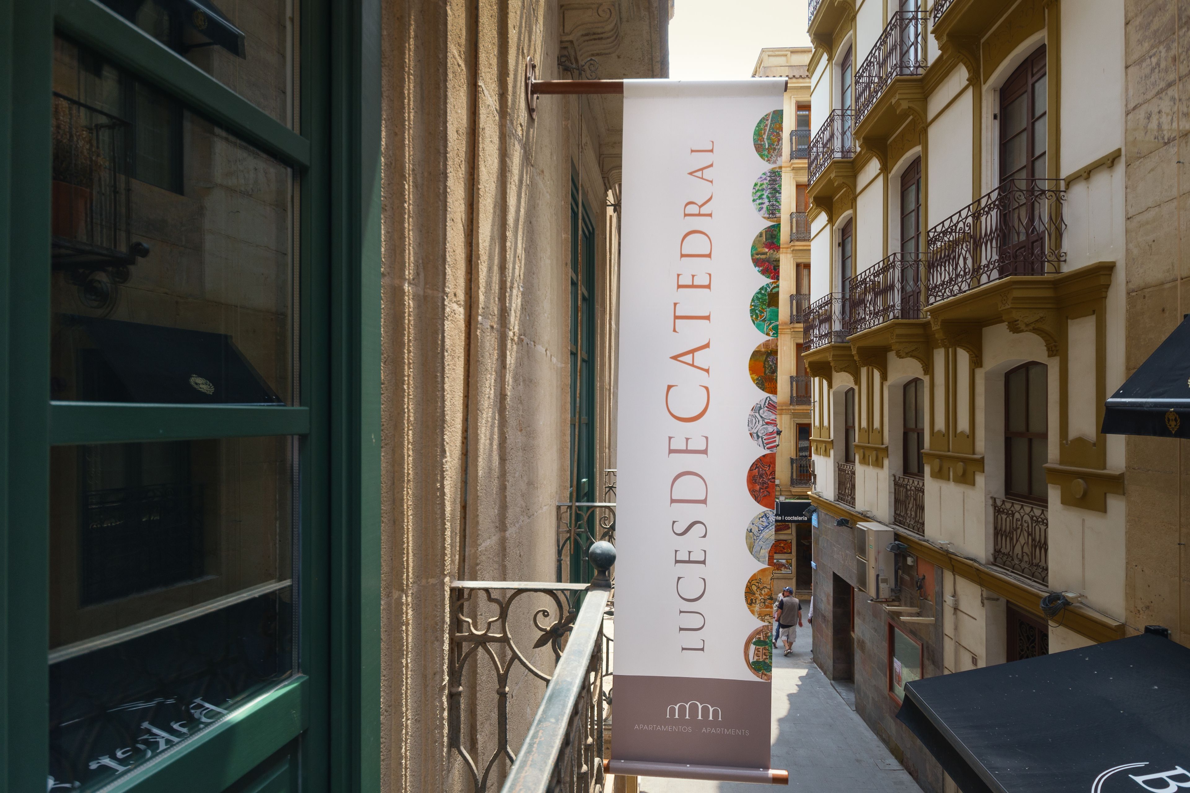 A banner for "LUCES DECATEDRAL" with a building facade in the background.