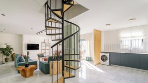 Loftsleilighet – panorama, 3 soverom, byutsikt | Oppholdsområde | En 32-tommers Flatskjerm-TV med Parabol-TV samt TV