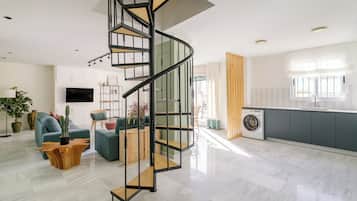 Panoramic Penthouse, 3 Bedrooms, City View | Ruang tamu | 32 inci televisyen skrin rata dengan satelit, TV