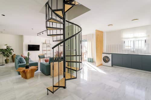 Penthouse panorámico, 3 habitaciones, vista a la ciudad | Área de sala de estar | Televisión de pantalla plana de 32 pulgadas con canales vía satélite