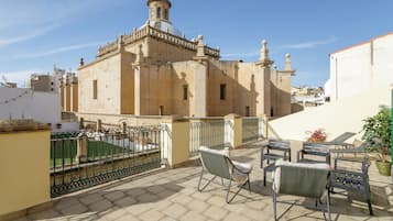 Attico panoramico, 3 camere da letto, vista città | Terrazza/patio