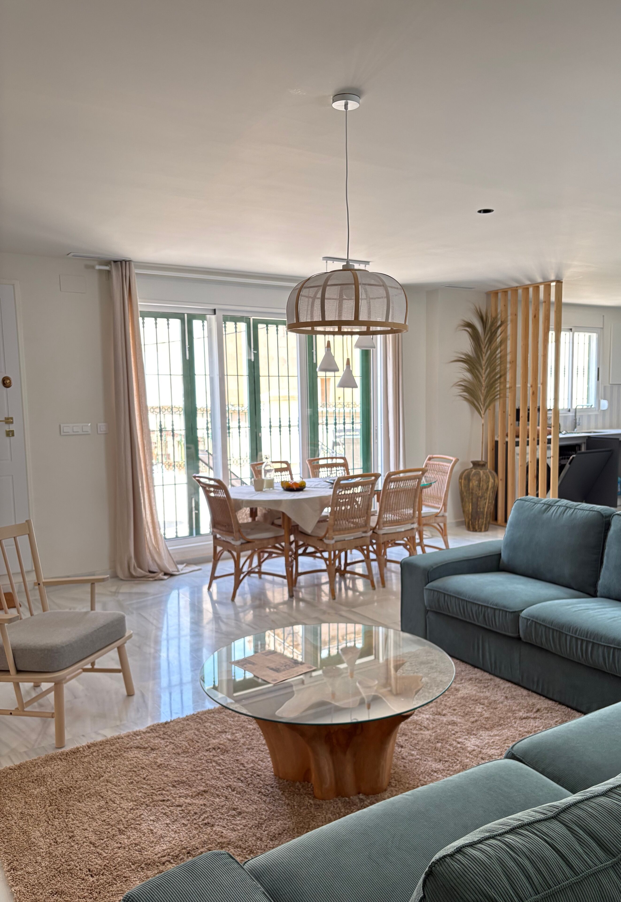 Panorama penthouse, 3 slaapkamers, uitzicht op stad | Woonruimte | Een 32-inch flatscreentelevisie met satellietzenders en een televisie