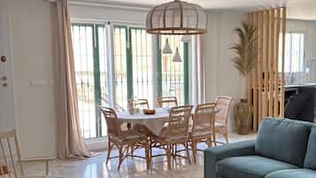 Panorama penthouse, 3 slaapkamers, uitzicht op stad | Woonruimte | Een 32-inch flatscreentelevisie met satellietzenders en een televisie