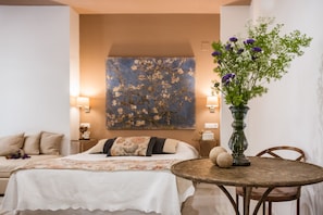 Deluxe studio, privébadkamer | Luxe beddengoed, donsdekens, bedden met traagschuimmatrassen