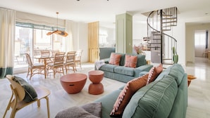 Loftsleilighet – panorama, 3 soverom, byutsikt | Oppholdsområde | En 32-tommers Flatskjerm-TV med Parabol-TV samt TV