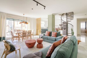 Panoramic Penthouse, 3 Bedrooms, City View | Living area | 32-inch flat-screen TV with satellite channels, TV - Luces de Catedral (Alicante)