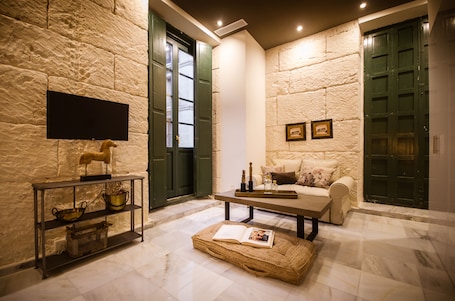 Deluxe Studio, Private Bathroom | Living area | 32-inch flat-screen TV with satellite channels, TV