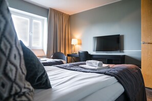 Cortines opaques, wifi gratuïta i roba de llit