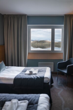 Blackout drapes, free WiFi, bed sheets