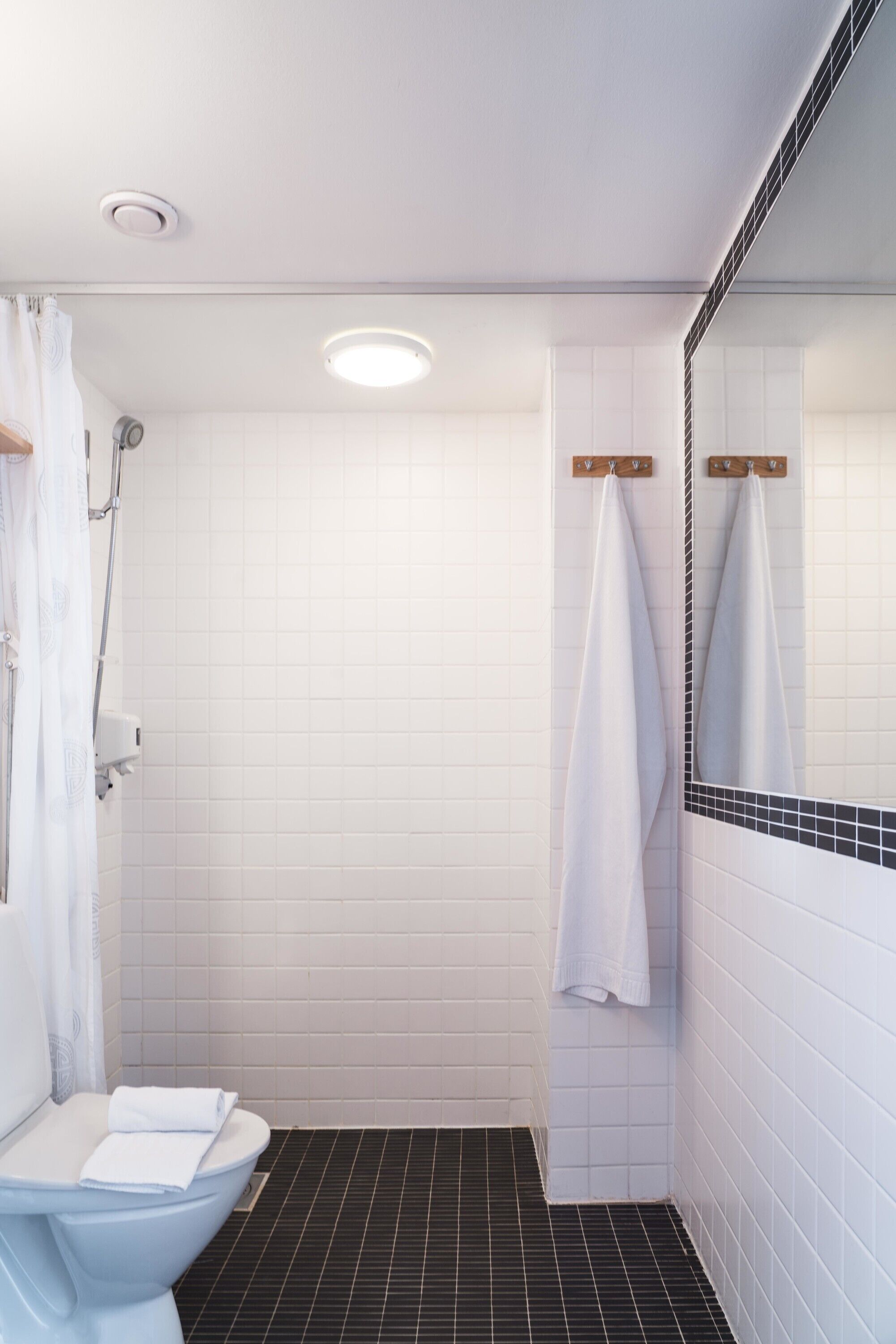 Basic-Vierbettzimmer | Badezimmer | Dusche, Handtücher