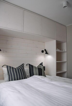 Quarto casal básico | Cortinas blackout, Wi-Fi de cortesia, roupa de cama
