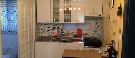 Refrigerador, microondas, placa de cocina, cafetera/tetera