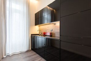 Mikrobølgeovn, kokeplater, espressomaskin og vannkoker