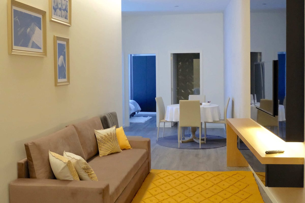 En 32-tommers Flatskjerm-TV med kabel-kanaler samt TV