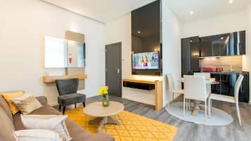 Escritorio, sistema de insonorización y tabla de planchar con plancha