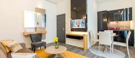 Apartamento, 1 habitación | Escritorio, sistema de insonorización, tabla de planchar con plancha