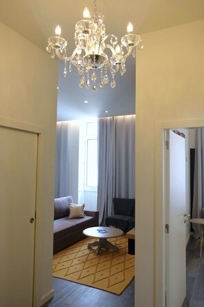 En 32-tommers Flatskjerm-TV med kabel-kanaler samt TV