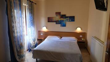 Camera Classic con letto matrimoniale o 2 letti singoli | Una cassaforte in camera, una scrivania, Wi-Fi gratuito, lenzuola