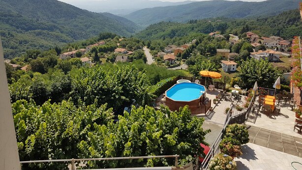 A pool area with a view of a valley and mountains. - Amelia Hotel (Marliana)