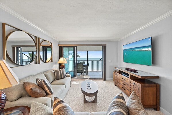 Smart-tv, dvd-afspiller, bøger, stereoanlæg