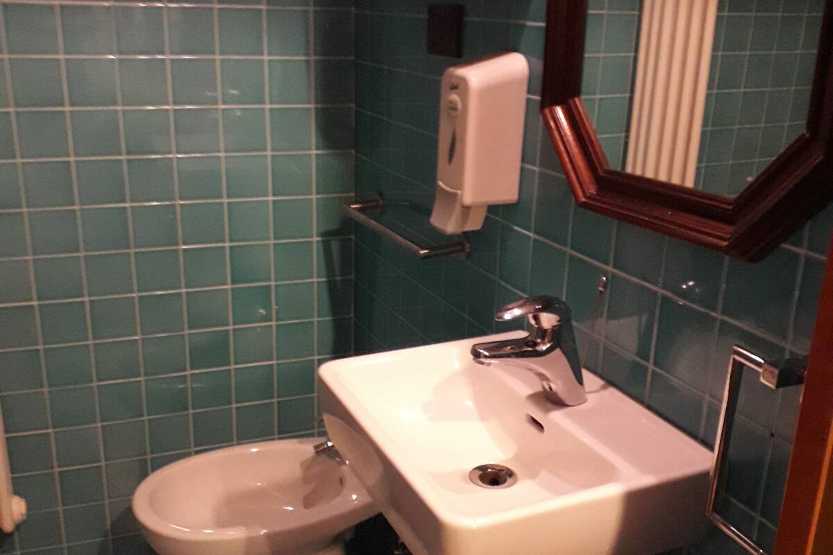 Habitación básica doble, baño privado, vista al patio | Baño | Regadera, amenidades de baño gratuitas, bidet, toallas
