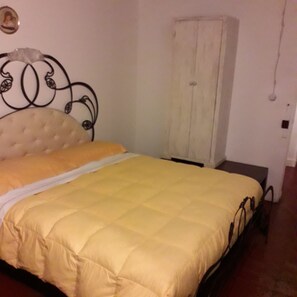 Habitación básica doble, baño privado, vista al patio | Wifi gratis y ropa de cama