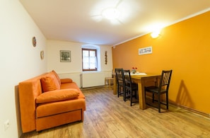 Appartement de base, 1 chambre | Aire de séjour | Téléviseur à écran plat, table de ping-pong