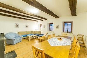 Appartement de base, 3 chambres, baignoire | Repas dans la chambre
