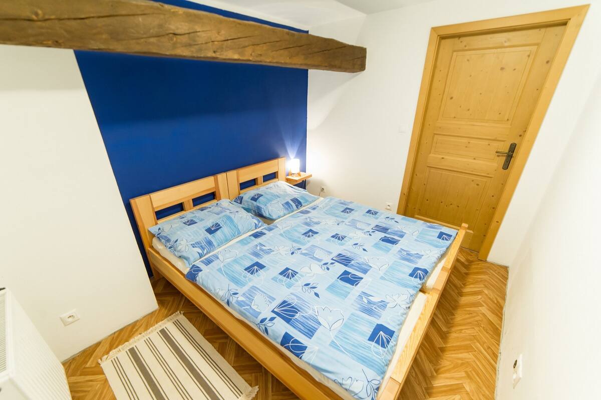 Basic Apartment, 3 Bedrooms, Bathtub | Soundproofing, iron/ironing board, WiFi (free), bed sheets