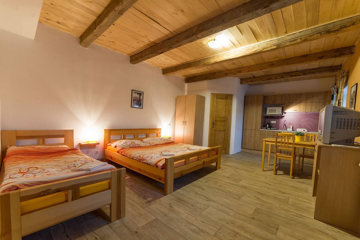 Basic Triple Room | Soundproofing, iron/ironing board, WiFi (free), bed sheets