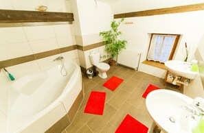 Eenvoudig appartement, 3 slaapkamers, bad | Badkamer | Gratis toiletartikelen, een haardroger, handdoeken, toiletpapier