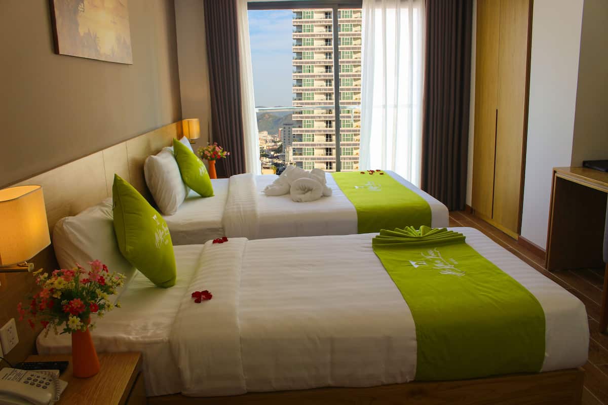 executive room, balcony, city view | living area | lcd tv