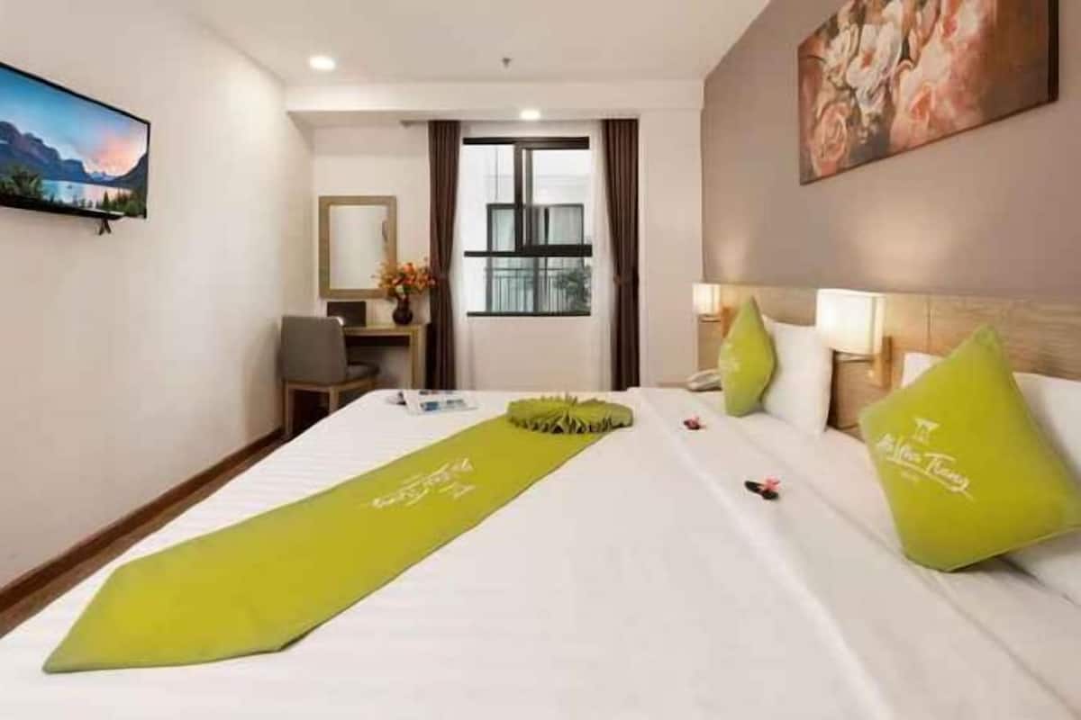 Roupas de cama premium, frigobar, cofres nos quartos, escrivaninha