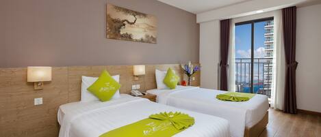 Deluxe kamer, balkon, uitzicht op de stad | Luxe beddengoed, een minibar, een kluis op de kamer, een bureau