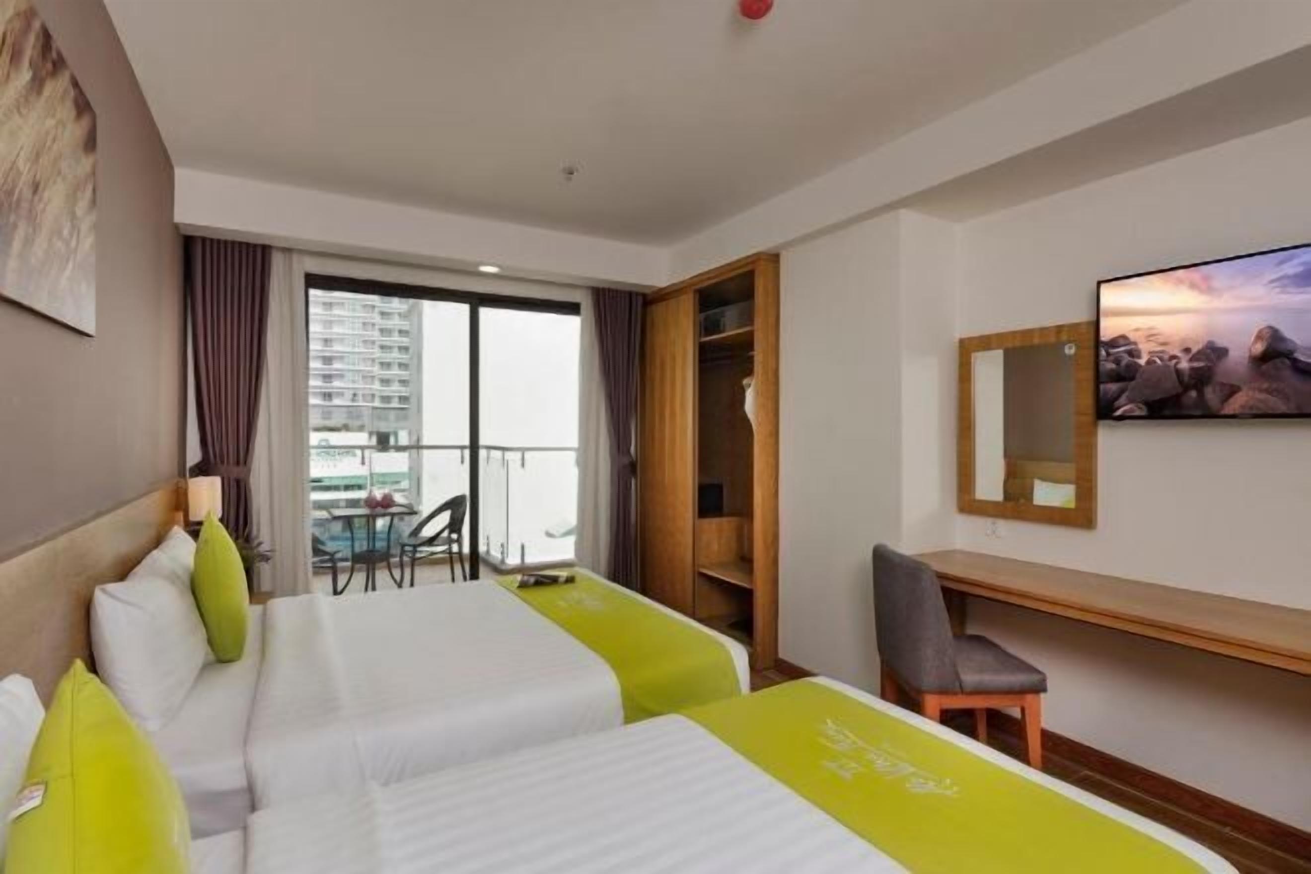 高档床上用品、迷你吧、客房内保险箱、办公桌