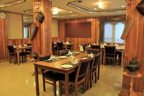 Petit déjeuner buffet servi tous les jours en supplément