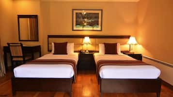 Premium bedding, desk, iron/ironing board, free WiFi