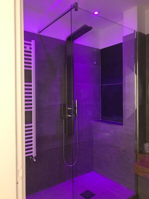 Dusche, kostenlose Toilettenartikel, Haartrockner, Hausschuhe