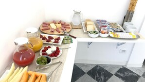 Buffet de l'esmorzar amb diversos plats i begudes.