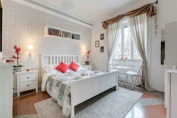 غرفة مزدوجة مريحة | عناصر مجانية داخل الميني بار وأسرّة أطفال/رضّع وأسرّة قابلة للطي