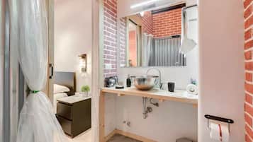 Doppia Comfort | Bagno | Doccia, set di cortesia gratuito, asciugacapelli, asciugamani