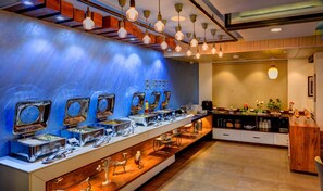 อาหารเช้าแบบบุฟเฟ่ต์ทุกวัน (INR 250.00 ต่อคน)